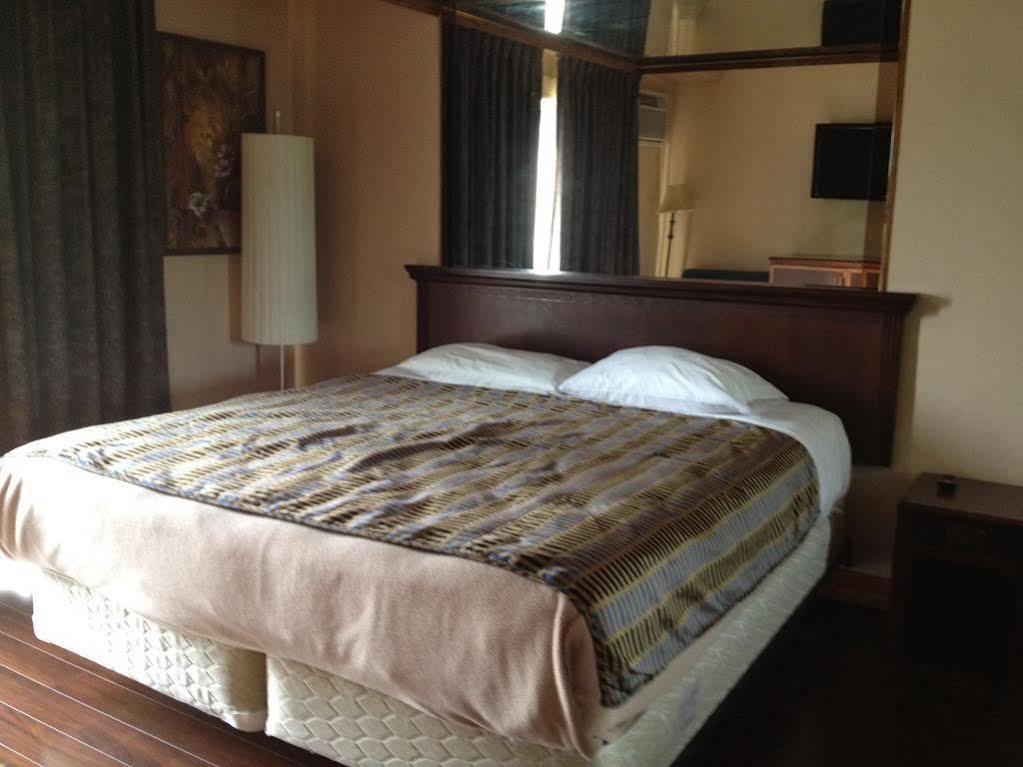Chomedey Inn Laval Ngoại thất bức ảnh