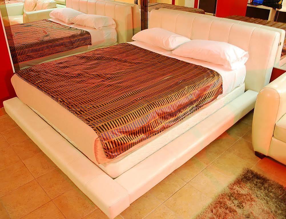 Chomedey Inn Laval Ngoại thất bức ảnh